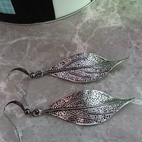 3 for $15 Stainless steel colored leaf earrings - Picture 3 of 3